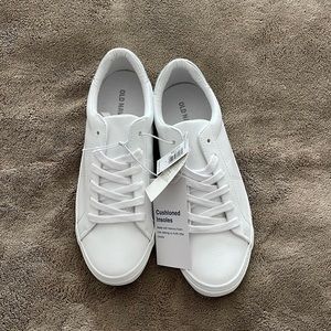Women’s sneakers old navy size 6